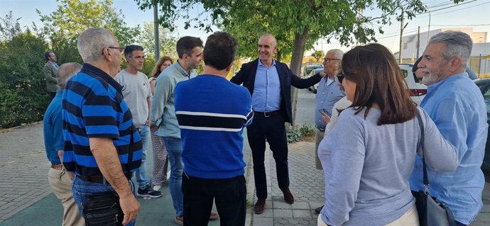 El alcalde y candidato del PSOE a la Alcaldía de Sevilla, Antonio Muñoz, en Palmete.