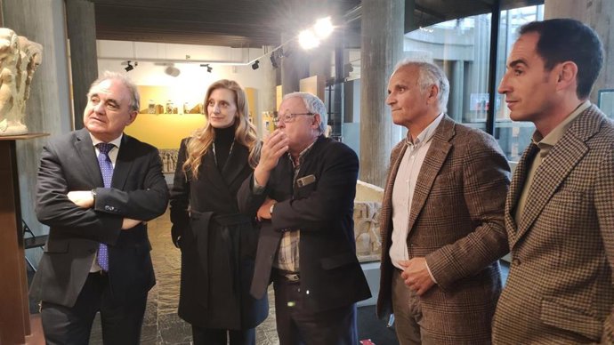 El consejero de Cultura, Gonzalo Santonja, visita la exposición  'Museo IA: el museo rescatado del olvido, de Ana Marcos'