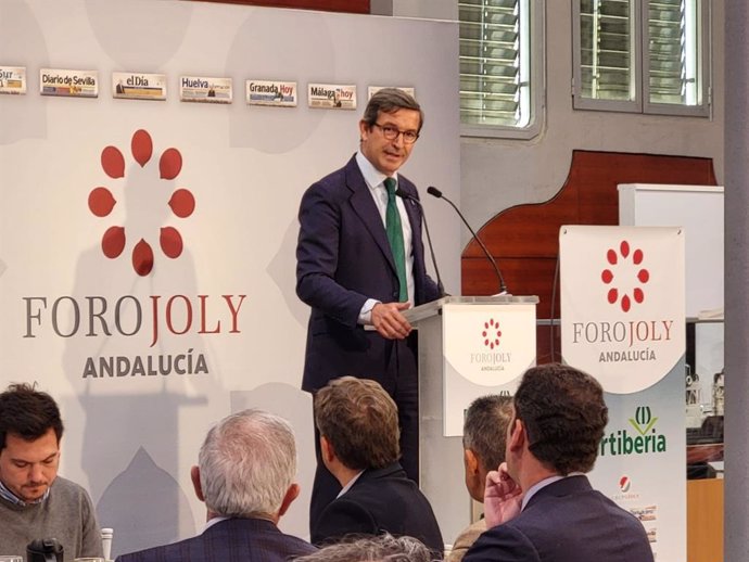 El consejero Jorge Paradela durante su intervención en un desayuno informativo.