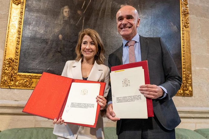 La ministra de Transportes, Movilidad y Agenda Urbana, Raquel Sánchez, junto al alcalde, Antonio Muñoz, tras la firma del acuerdo para la cesión al Ayuntamiento de la SE-20 y de dos tramos de la N-630.