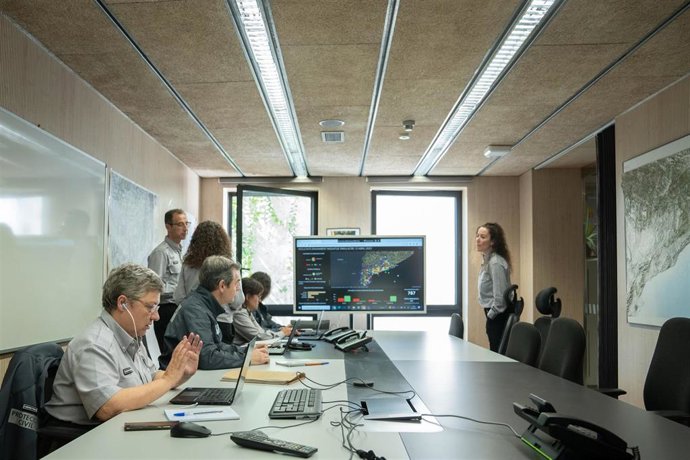 La Subdirectora De Protecció Civil, Imma Solé En La Sala Del Cecat Durante La Prueba De Envío