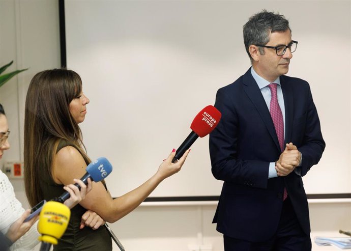 El ministro de la Presidencia, Relaciones con las Cortes y Memoria Democrática, Félix Bolaños, atiende a medios a su llegada al Consejo de la Juventud de España, a 12 de abril de 2023, en Madrid (España). El Consejo de la Juventud de España (CJE) es una