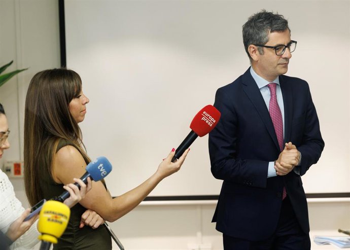 El ministro de la Presidencia, Relaciones con las Cortes y Memoria Democrática, Félix Bolaños, atiende a medios a su llegada al Consejo de la Juventud de España, a 12 de abril de 2023, en Madrid (España).