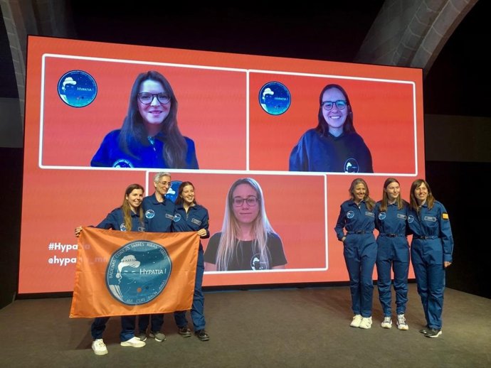 Las nueve integrantes de la misión Hypatia I de simulación de una viaje tripulado a Marte que se llevará a cabo en el desierto de Utah en Estados Unidos