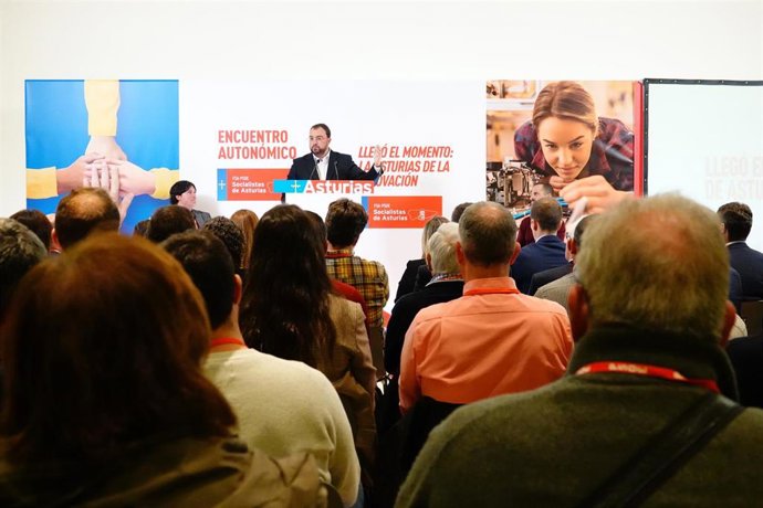 Barbón interviene en el acto de clausura del encuentro municipal 'Llegó el momento: la Asturias de la innovación' celebrado por la FSA-PSOE en el Centro Polivalente Integrado de Lugones (Siero).