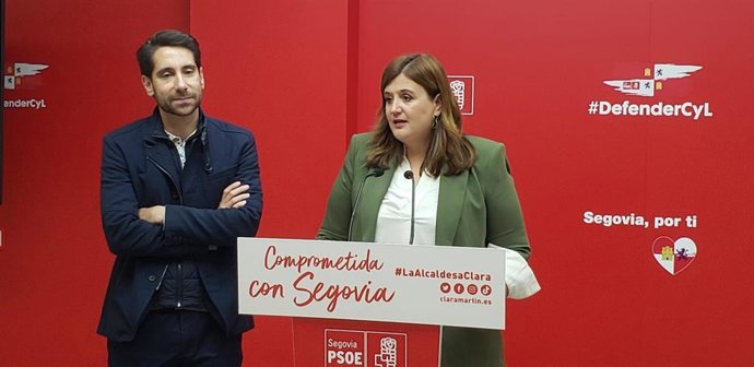 La candidata del PSOE a la Alcaldía y alcaldesa, Clara Martín, acompañada por el portavoz municipal del PSOE, Miguel Merino.