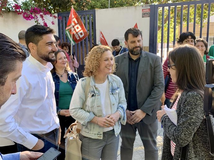 Hornillo y Sánchez, de Podemos-Izquierda Unida, se reúnen con la comunidad educativa del CEIP Adriano.