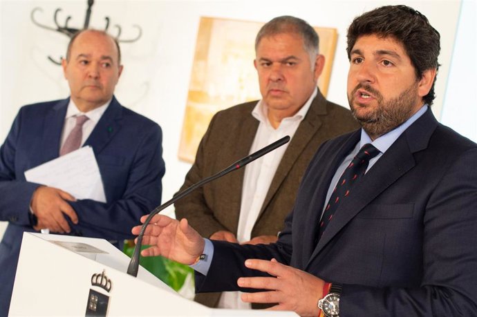 El presidente de la Comunidad, Fernando López Miras (d), se reúne con el presidente del Sindicato Central de Regantes del Acueducto Tajo-Segura (Scrats), Lucas Jiménez (2i), y con el catedrático de Historia e Instituciones Económicas del Departamento de