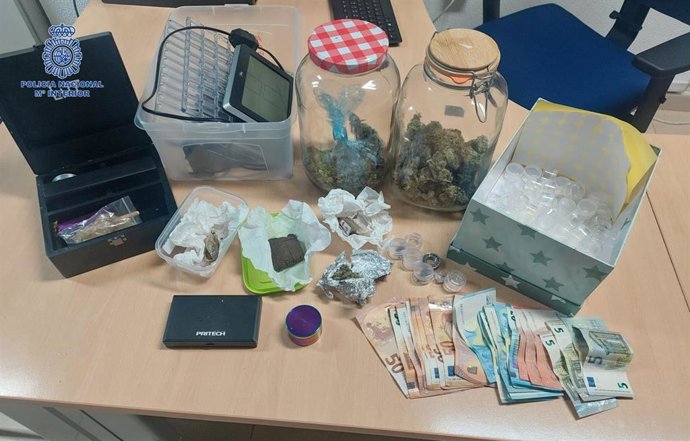 Drogas incautadas por la Policía Nacional en el interior del domicilio del detenido.