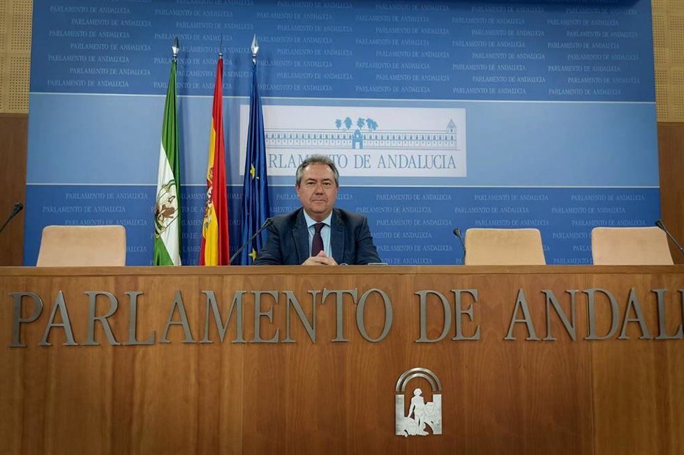 El secretario general del PSOE-A, Juan Espadas, en rueda de prensa en el Parlamento andaluz.