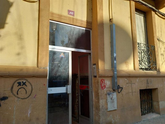 Portal de Avenida de Navarra, 16, de Logroño donde presuntamente sucedió la agresión sexual a dos menores el domingo