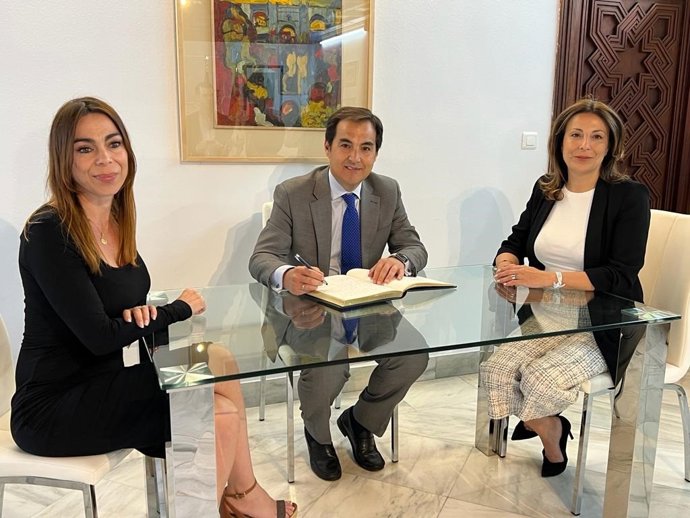 El consejero de Justicia, Administración Local y Función Pública, José Antonio Nieto, junto a la alcaldesa de Ronda, María de la Paz Fernández