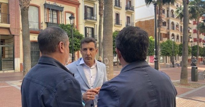 El Senador Por El PSOE De Huelva Jesús González Junto A Otros Representantes De La Formación.