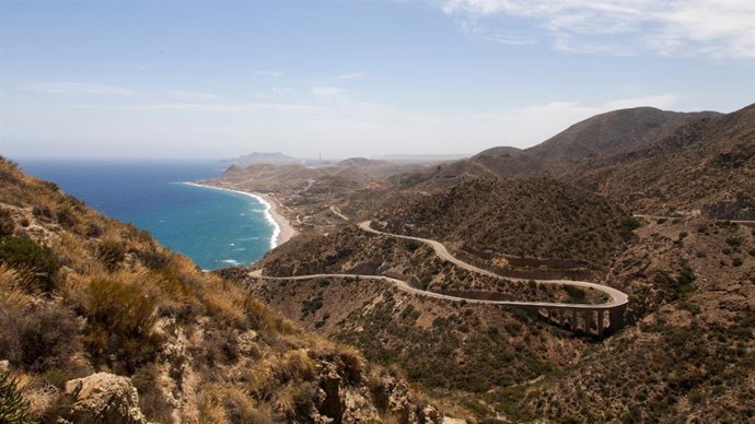 Carretera que une Carboneras y Garrucha a través de Mojácar.