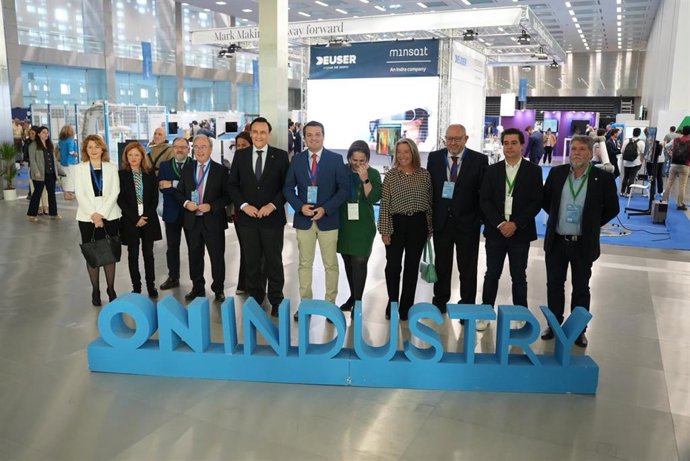Autoridades y organizadores de 'On Industry' en la inauguración de la feria.