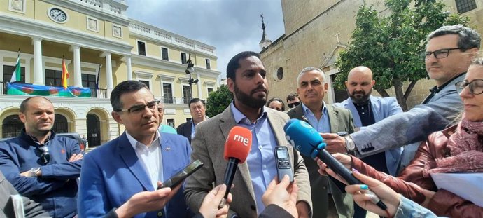 El secretario general de VOX, Ignacio Garriga, atiende a los medios en Badajoz
