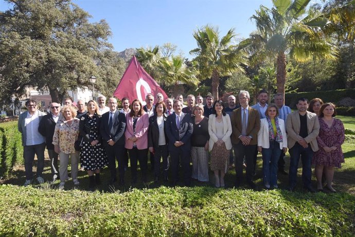 Foto de familia durante el acto de firma del Pacto Provincial contra la Despoblación.