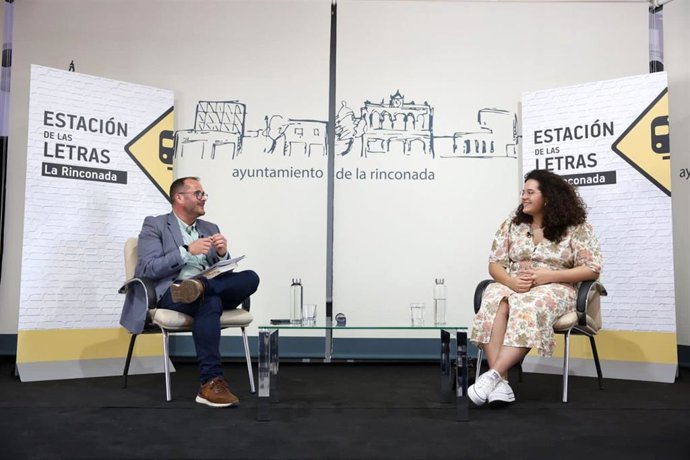 La escritora Inma Rubiales en Estación de las Letras, la Feria del Libro de La Rinconada.