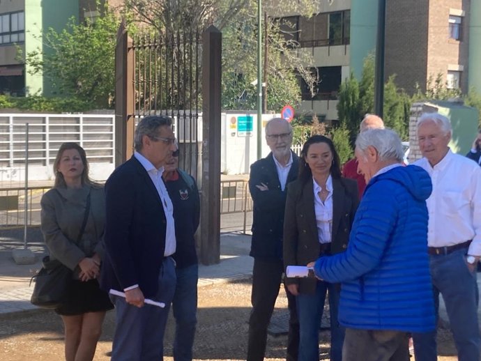 El portavoz del grupo municipal de VOX, Julio Calvo, y la concejal, Carmen Rouco, en una reunión con los representantes de la Asociación de Vecinos y Vecinas de Hispanidad