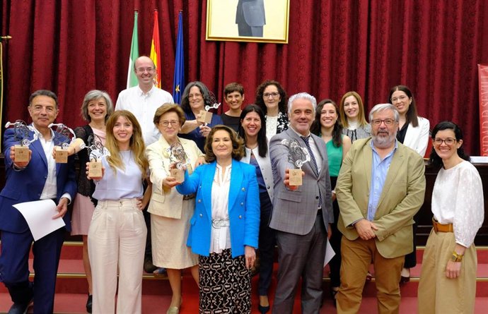Foto de familia de los premiados por la US por buenas prácticas en igualdad de género.