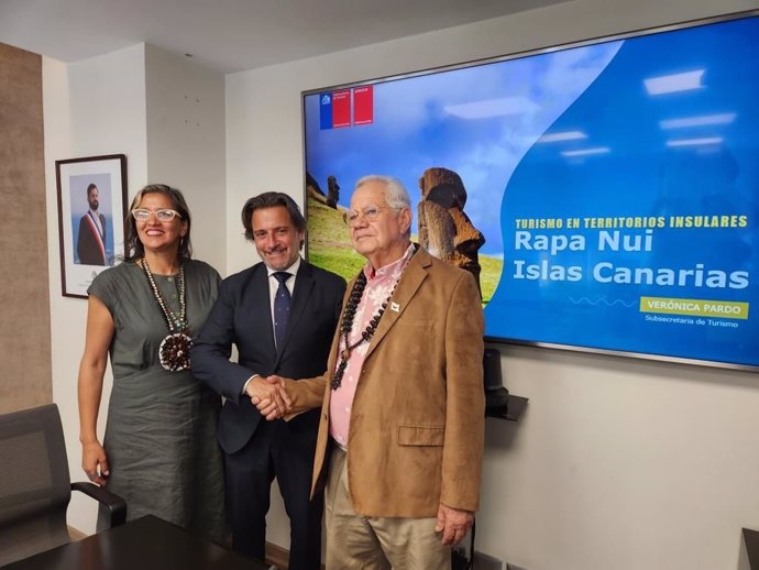 El presidente del Parlamento de Canarias, Gustavo Matos (c), junto a la subsecretaria de Turismo, Verónica Pardo, y el presidente del Consejo de Ancianos de Isla de Pascua, Carlos Edmunds