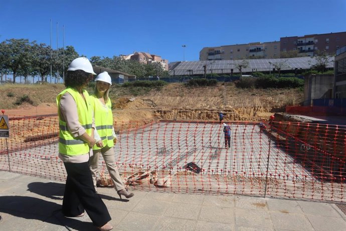 La alcaldesa de Alcalá, Ana Isabel Jiménez, ha visitado las obras de las piscinas.