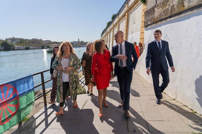 La ministra de Hacienda y Función Pública, María Jesús Montero, y el alcalde de Sevilla, Antonio Muñoz, en los actos conmemorativos por el Día Internacional del Pueblo Gitano en la capital hispalense.