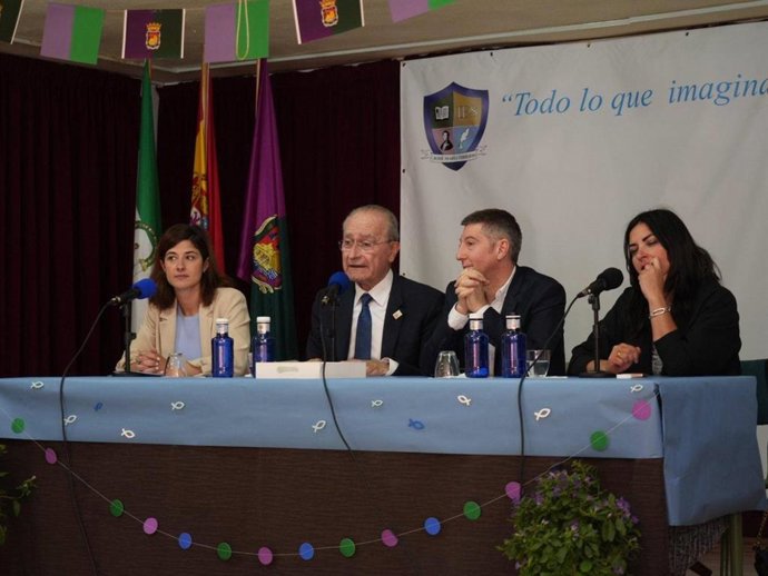 Yasmina Laraudogoitia, responsable de Relaciones Institucionales de TikTok; Francisco de la Torre, alcalde de Málaga; director del IES Jose María Torrijos y Yolanda Rueda, presidenta de Cibervoluntarios