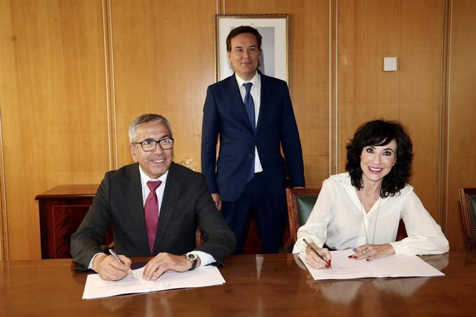 El presidente del ICO, José Carlos García de Quevedo, el secretario general de Industria y de la Pequeña y Mediana Empresa (Ministerio de Industria, Comercio y Turismo), Francisco Blanco Ángel, y la consejera delegada de PYMAR, Almudena López del Pozo.