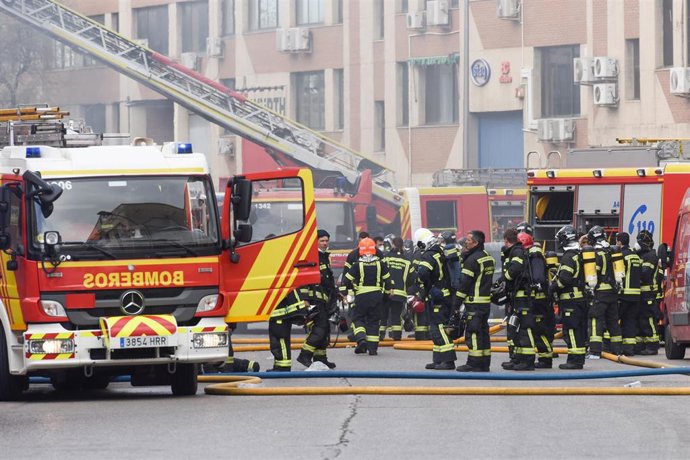 Bomberos del Ayuntamiento de Madrid trabajan en la extinción de una nave incendiada en Villa de Vallecas, a 1 de abril de 2023, en Madrid (España). Hasta 36 dotaciones de Bomberos del Ayuntamiento de Madrid, en distintos relevos, han trabajado desde las