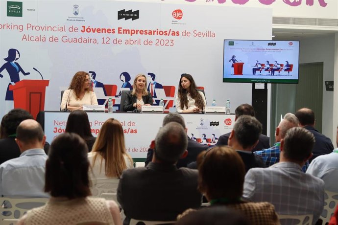 La alcaldesa de Alcalá de Guadaíra, Ana Isabel Jiménez, en el centro de la imagen, en el encuentro empresarial en La Procesadora.