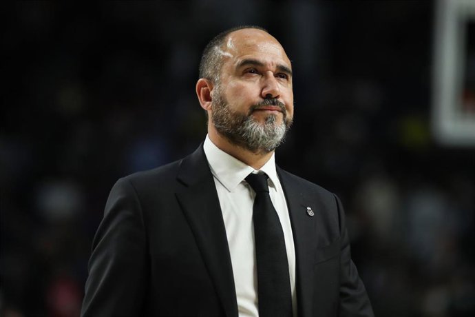 El entrenador del Real Madrid de baloncesto, Chus Mateo, durante un partido