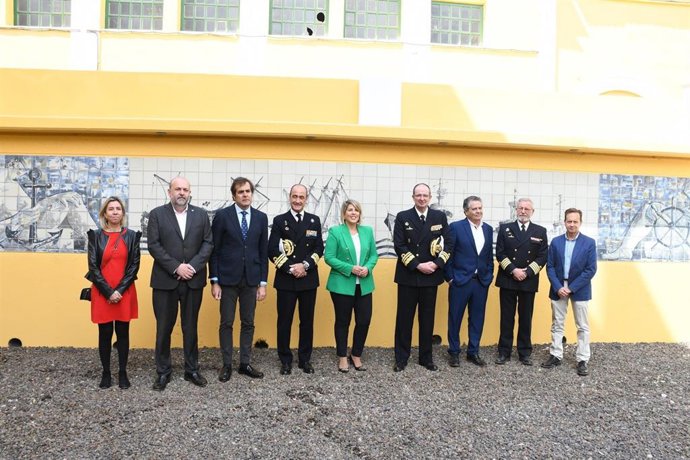 Autoridades civiles y militares posan junto al mural cerámico que acompañó al submarino Peral durante asi 40 años