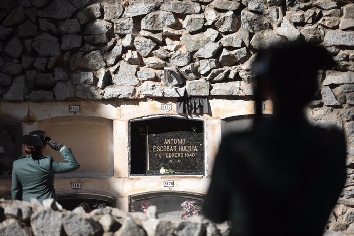 Nicho del general republicano Antonio Escobar durante la ofrenda floral en su homenaje, en el Cementiri de Monjuc, a 12 de abril de 2023, en Barcelona, Catalunya (España).