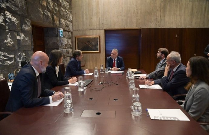 El presidente de Canarias, Ángel Víctor Torres, se reúne con el director general de PMI para España y Portugal, Enrique Jiménez, y representantes de la empresa Dos Santos