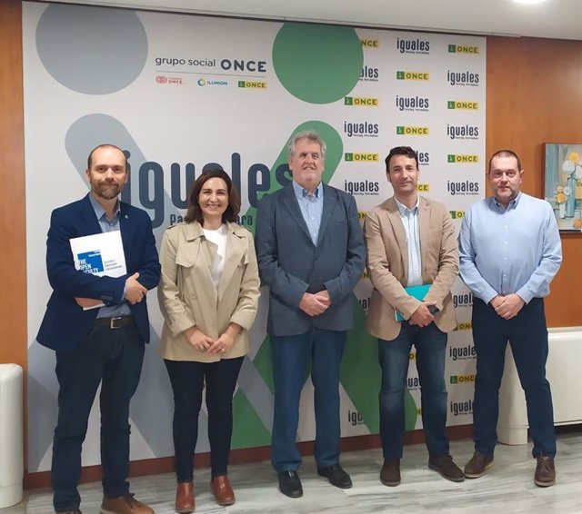 La ONCE y el Centro Universitario The Open Faculty han firmado un convenio con el objetivo de hacer el turismo más accesible.