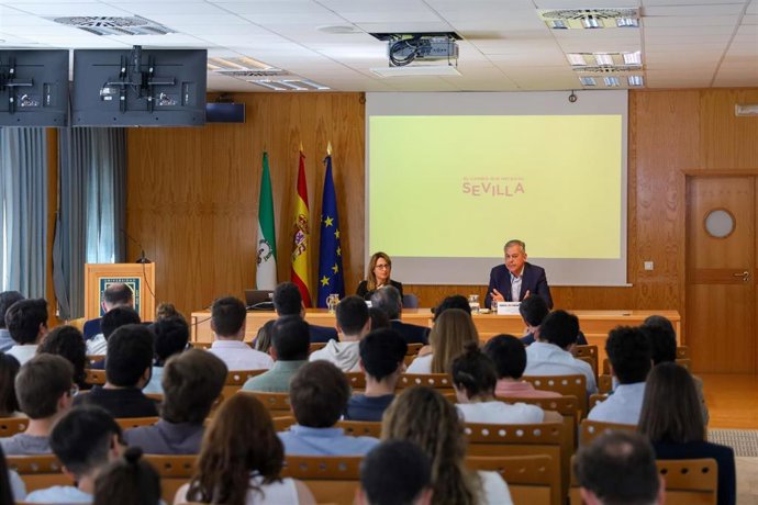 El candidato del PP a la Alcaldía de Sevilla, José Luis Sanz, en una conferencia-coloquio de la UPO, donde ha presentado su proyecto para los jóvenes.