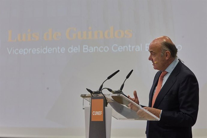 Archivo - El vicepresidente del Banco Central Europeo (BCE), Luis de Guindos, interviene en un acto en el Colegio Universitario de Estudios Financieros (CUNEF) de Madrid, a 3 de marzo de 2023, en Madrid (España). La jornada de hoy está marcada por la pu