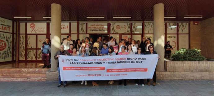 Trabajadores de UGT se concentran contra el sindicato en su sede en Valncia
