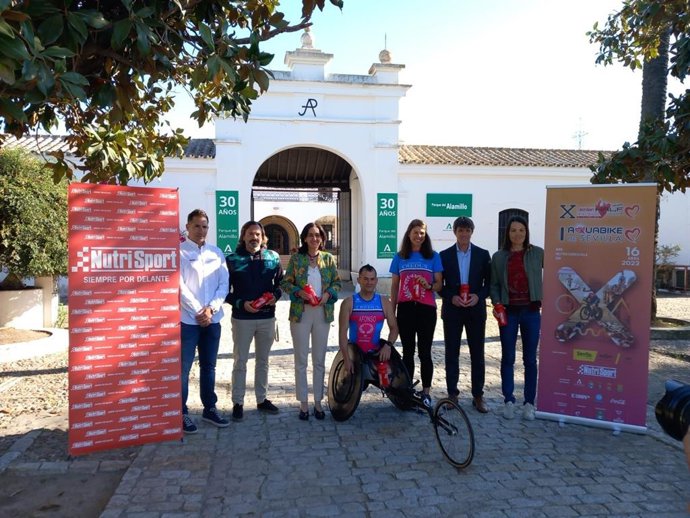 David Guevara y Susana Cayuelas, en la presentación del X Half Triatlón de Sevilla, junto al Cortijo del Alamillo.