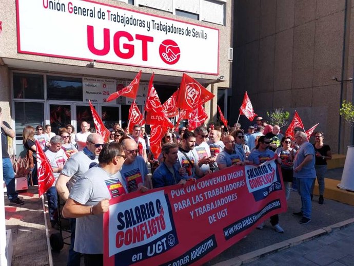 Concentración de la plantilla de UGT ante la sede de Andalucía.