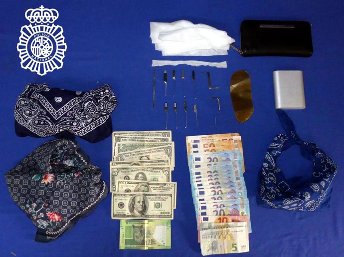 Dinero y objetos incautados.