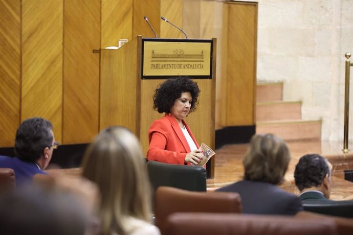 La presidenta del Grupo Mixto-Adelante Andalucía, Maribel Mora, arroja arena en el escaño del presidente de la Junta, Juanma Moreno, durante el debate de la proposición de ley de PP-A y Vox sobre regadíos en torno a Doñana.