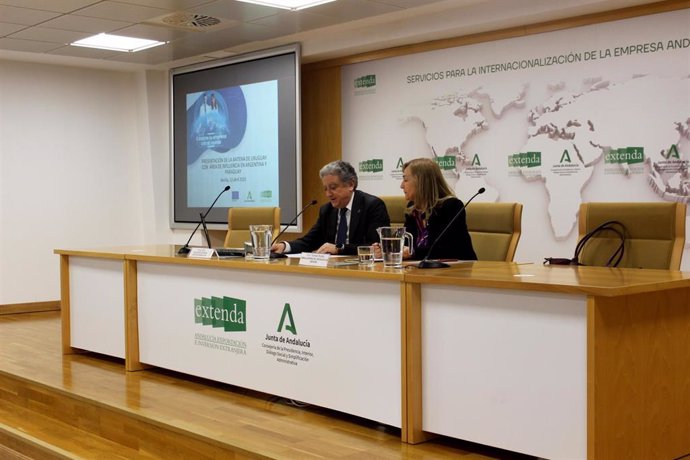 La embajadora de Uruguay en España, Ana Teresa Ayala, y el secretario general de Acción Exterior, Unión Europea y Cooperación de la Junta de Andalucía, Enrique Millo, en la presentación de la nueva Antena de Negocios en Uruguay.