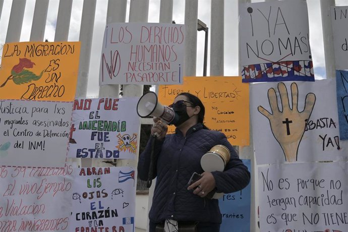 Activista protesta por la muerte de migrantes en un centro del INM en Ciudad Juárez