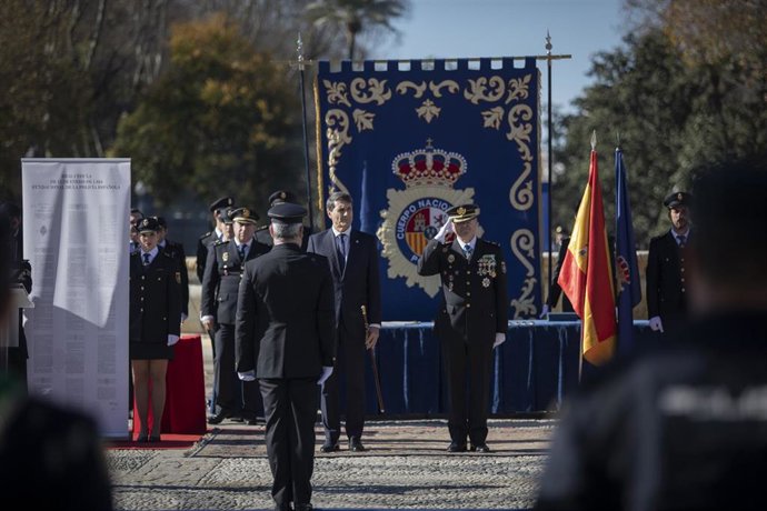Archivo - El jefe Superior de la Policía de Andalucía Occidental, Andrés Martín Garrido (i); el delegado de Gobierno en Andalucía, Pedro Fernández (d) durante el acto en la Plaza de España. A 19 de enero de 2023, en Sevilla (Andalucía, España). La Polic