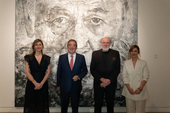 El presidente de la Fundación Cajasol, Antonio Pulido, la coordinadora de la exposición, Violeta Frank, la comisaria de la muestra, Reyes Abad Flores, y el propio artista, Eugenio Cuttica.