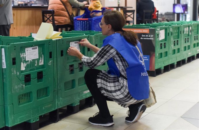 Archivo - Voluntarios colaboran en la recogida de comida y donativos de la Fundación Banco de Alimentos de Madrid, en noviembre de 2022.