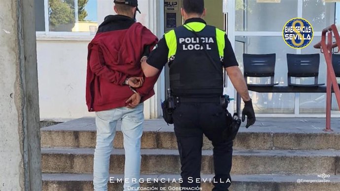 El detenido, al que le constan doce antecedentes, está en dependencias policiales.