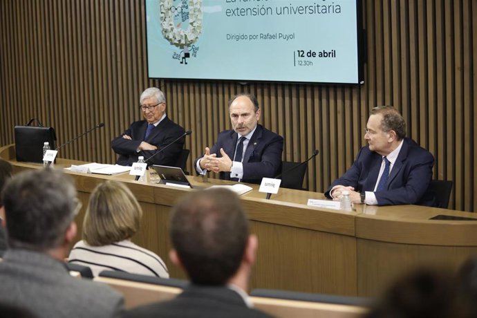 Rafael Puyol, presidente de UNIR, Ignacio Villaverde, rector de la universidad de Oviedo, y José María Vázquez, rector de UNIIR